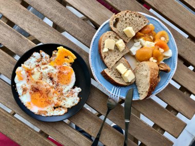 Türk Kahvaltısı İçin Kızarmış Yumurtalı Susam Tohumu. 