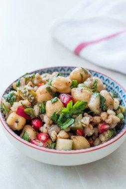 Buğday, nar tohumu ve maydanozlu nohut salatası.
