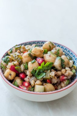 Buğday, nar tohumu ve maydanozlu nohut salatası.