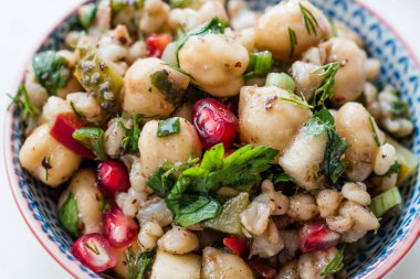 Buğday, nar tohumu ve maydanozlu nohut salatası.