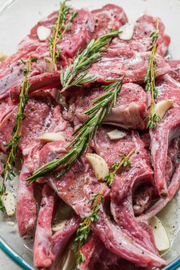 Biberiyeli çiğ kuzu pirzola, zeytinyağı ve sarımsak.. 