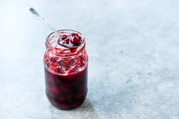 Cranberry Jam in Jar with Spoon / Cranberries Μαρμελάδα με φέτες ψωμιού για πρωινό. — Φωτογραφία Αρχείου