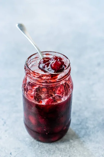 Confiture de canneberges en pot avec cuillère / confiture de canneberges servie avec tranches de pain pour le petit déjeuner . — Photo