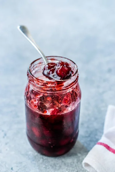 Cranberry Jam em Jar com Colher / Cranberries Marmalade servido com fatias de pão para o café da manhã . — Fotografia de Stock