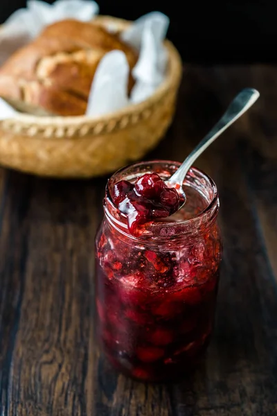 Cranberry Jam in Jar met Lepel / Cranberries Marmelade geserveerd met Broodjes in Wicker Bowl. — Stockfoto