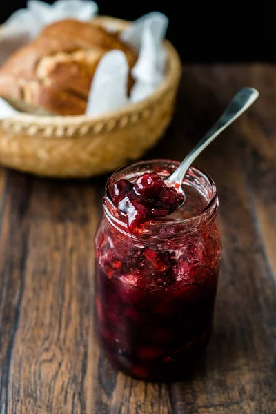 Cranberry Jam in Jar met Lepel / Cranberries Marmelade geserveerd met Broodjes in Wicker Bowl. — Stockfoto