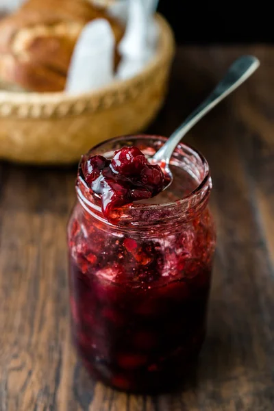 Cranberry Jam in Jar with Spoon / Cranberries Μαρμελάδα σερβιρισμένη με φέτες ψωμιού στο Wicker Bowl. — Φωτογραφία Αρχείου
