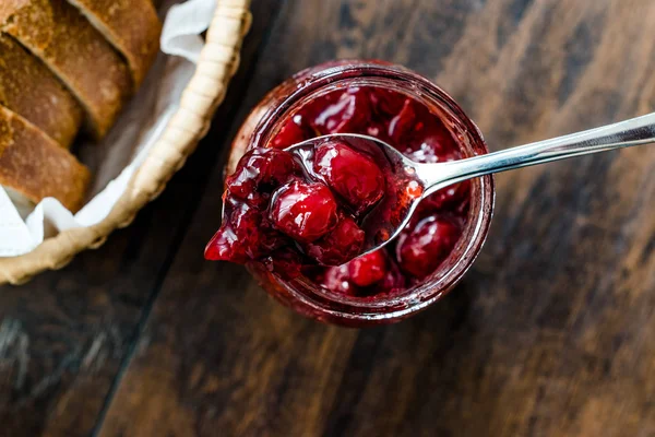 Cranberry Jam in Jar met Lepel / Cranberries Marmelade geserveerd met Broodjes in Wicker Bowl. — Stockfoto