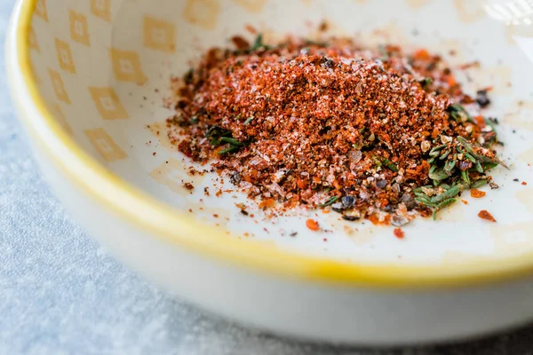 Органические красные пряные корейские специи гочугару с тимьяном и морской солью — стоковое фото