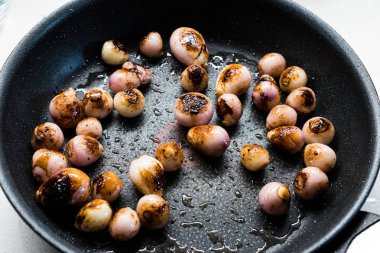 Pan 'da zeytinyağlı ev yapımı Shallots. Yemeye hazır..