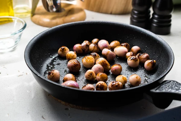 Zelfgemaakte geroosterde sjalotten met olijfolie in pan. Klaar om te eten. — Stockfoto