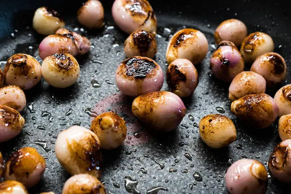 Zelfgemaakte geroosterde sjalotten met olijfolie in pan. Klaar om te eten. — Stockfoto