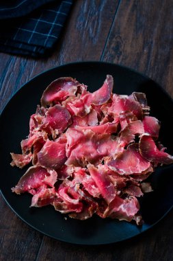 Türk Pastırması Pastirma / Pastırma Dilimleri Siyah Tabakta. Kastamonu ve Kayseri 'den yemeye ve hizmet etmeye hazır.. 