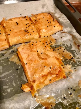 Balkabaklı Türk Pastası Borek ve Kağıt / Çarşaf Üzerine Kimyon tohumları. Taze pişmiş.