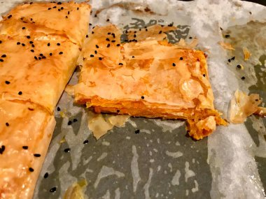 Balkabaklı Türk Pastası Borek ve Kağıt / Çarşaf Üzerine Kimyon tohumları. Taze pişmiş.
