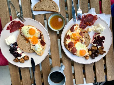 Kızarmış Yumurta, Sucuk, Pastirma / Pastırma, Bal, Peynir ve Ekmek Dilimleriyle Türk Kahvaltısı. Geleneksel Organik Gıda.