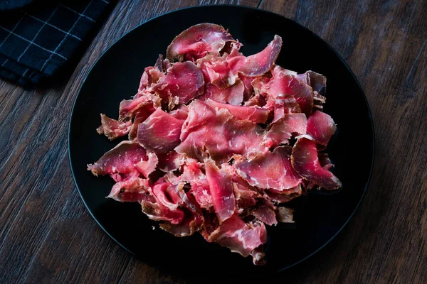 Турецкий бекон Pastirma / Pastrami Slices in Black Plate. Готовы к еде и подаче от Кастамону и Кайсери . — стоковое фото