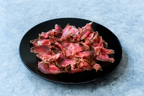 Bacon turco Pastirma / fatias de pastrami na placa preta. Pronto para comer e servir de Kastamonu e Kayseri. Traditioanal Alimentos Orgânicos . — Fotografia de Stock