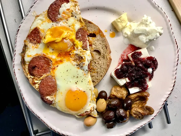 Colazione turca con uova fritte, sucuk, pastirma / pastrami, miele, formaggio e fette di pane . — Foto Stock