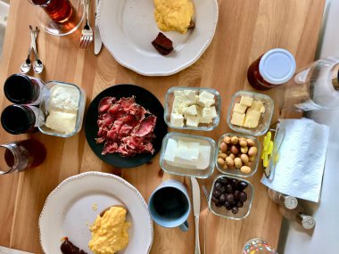 Pastirma Sucuk / Pastırma ile Türk Kahvaltısı, Reçel Marmelat, Tereyağı Kreması, Zeytin, Peynir, Çay ve çırpılmış Yumurta Mutfak masasında. Yemeye hazır..