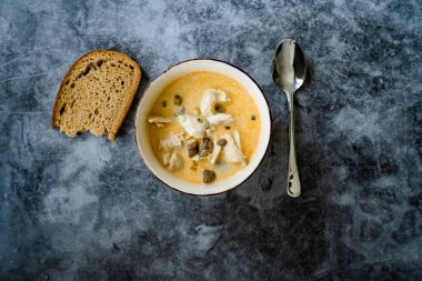 Hindistan cevizi sütü, tavuk ve Galangal soslu Tayland usulü Tom Kha Gai Çorbası. Geleneksel Yemek.