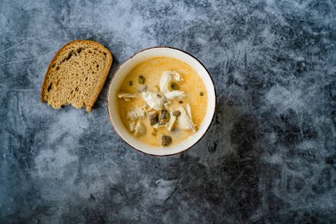 Hindistan cevizi sütü, tavuk ve Galangal soslu Tayland usulü Tom Kha Gai Çorbası. Geleneksel Yemek.