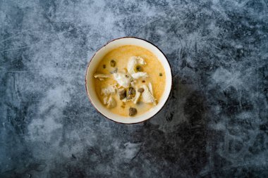 Hindistan cevizi sütü, tavuk ve Galangal soslu Tayland usulü Tom Kha Gai Çorbası. Geleneksel Yemek.