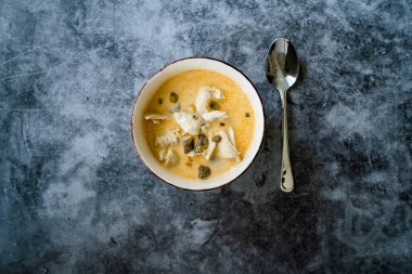 Hindistan cevizi sütü, tavuk ve Galangal soslu Tayland usulü Tom Kha Gai Çorbası. Geleneksel Yemek.