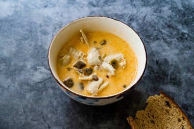 Hindistan cevizi sütü, tavuk ve Galangal soslu Tayland usulü Tom Kha Gai Çorbası. Geleneksel Yemek.