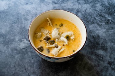 Hindistan cevizi sütü, tavuk ve Galangal soslu Tayland usulü Tom Kha Gai Çorbası. Geleneksel Yemek.