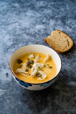 Hindistan cevizi sütü, tavuk ve Galangal soslu Tayland usulü Tom Kha Gai Çorbası. Geleneksel Yemek.