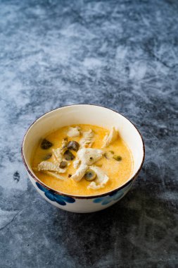 Hindistan cevizi sütü, tavuk ve Galangal soslu Tayland usulü Tom Kha Gai Çorbası. Geleneksel Yemek.