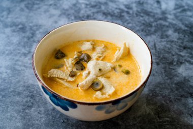 Hindistan cevizi sütü, tavuk ve Galangal soslu Tayland usulü Tom Kha Gai Çorbası. Geleneksel Yemek.