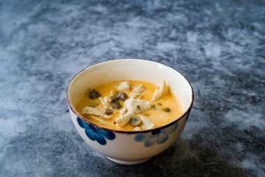 Hindistan cevizi sütü, tavuk ve Galangal soslu Tayland usulü Tom Kha Gai Çorbası. Geleneksel Yemek.