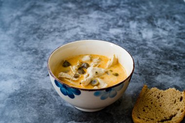 Hindistan cevizi sütü, tavuk ve Galangal soslu Tayland usulü Tom Kha Gai Çorbası. Geleneksel Yemek.