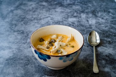 Hindistan cevizi sütü, tavuk ve Galangal soslu Tayland usulü Tom Kha Gai Çorbası. Geleneksel Yemek.