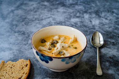 Hindistan cevizi sütü, tavuk ve Galangal soslu Tayland usulü Tom Kha Gai Çorbası. Geleneksel Yemek.