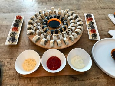 Ev yapımı Japon suşi seti. Peynir topları ve sos çeşitleri. Geleneksel Yemek.