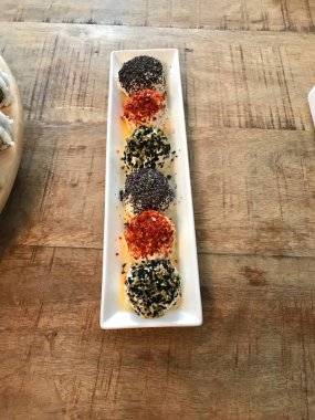 Susamlı çiğ peynir köftesi, kimyon ve haşhaş tohumu ve çerez veya aperatif olarak baharatla tatlandırılmış. Geleneksel Yemek.