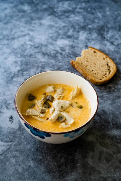 Hindistan cevizi sütü, tavuk ve Galangal soslu Tayland usulü Tom Kha Gai Çorbası. Geleneksel Yemek.