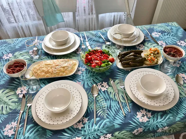 Mesa Comida Turco Balcánica Con Tarator Zanahoria Alcachofa Con Aceite — Foto de Stock