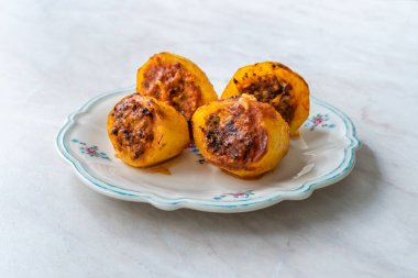 Kıymalı / Patates Dolmasi ile doldurulmuş Türk Gıda Dolma 'sı. Geleneksel Sağlıklı Organik Gıda.