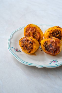 Kıymalı / Patates Dolmasi ile doldurulmuş Türk Gıda Dolma 'sı. Geleneksel Sağlıklı Organik Gıda.