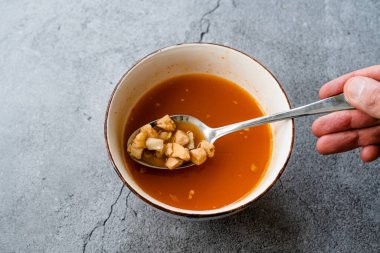 Kaisen Tom Yum / Tom Yam Kung Baharatlı Tayland Çorbası, karides, deniz mahsulü, hindistan cevizi sütü ve acı biber. Geleneksel Sağlıklı Organik Tabak.