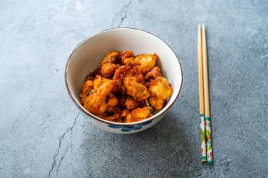 Kızarmış Moğol tavuğunu çubukla karıştır. Geleneksel Yemek.