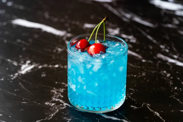 Blue Lagoon Cocktail Κεράσια Και Θρυμματισμένο Πάγο Έτοιμος Για Ποτό — Φωτογραφία Αρχείου