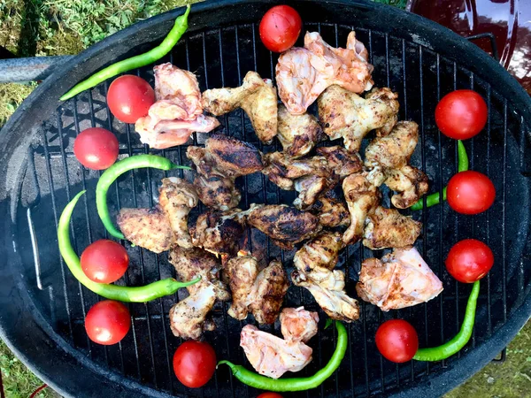 Türkisches Barbecue Mit Gegrillten Chicken Wings Kebab Gebratenen Tomaten Und — Stockfoto