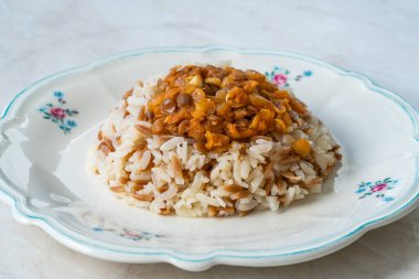 Vermicelli / Pilav ile Lübnan Mujadara Pirinci ve Mercimek Pilaf. Geleneksel Tabak.