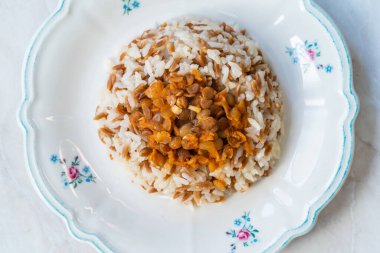 Vermicelli / Pilav ile Lübnan Mujadara Pirinci ve Mercimek Pilaf. Geleneksel Tabak.