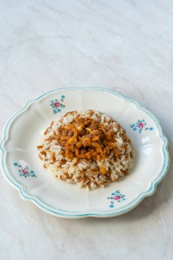 Vermicelli / Pilav ile Lübnan Mujadara Pirinci ve Mercimek Pilaf. Geleneksel Tabak.